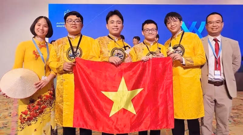 Les membres de la délégation vietnamienne aux Olympiades internationales de chimie 2025. Photo : Kinhtedothi.