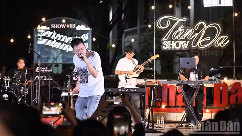 L’artiste Vinh Khuat fait vibrer le public au rythme de ses propres compositions. Photo : NDEL.