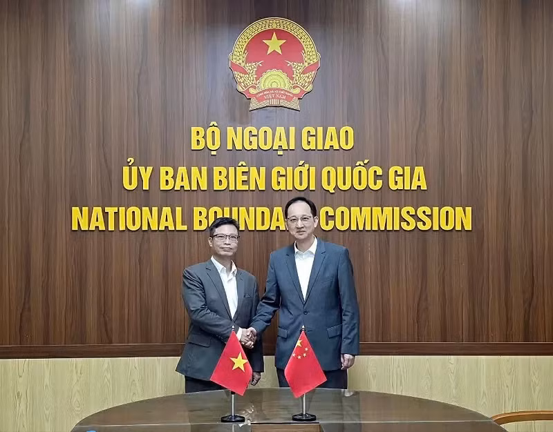 Trinh Duc Hai, président du Comité national des frontières, et Wang Quan, chargé d’affaires par intérim de l’Ambassade de Chine au Vietnam. Photo : Baoquocte.