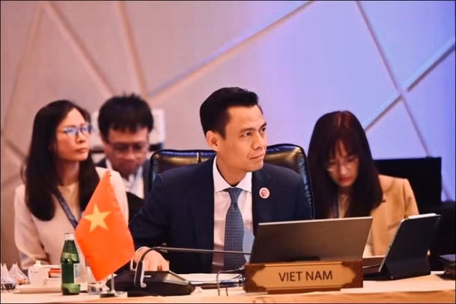 Le vice-ministre des Affaires étrangères, Dang Hoang Giang, lors des réunions des hauts officiels (SOM) de l’ASEAN, de l’ASEAN+3 et du Sommet de l’Asie de l’Est (EAS). Photo : VNA.