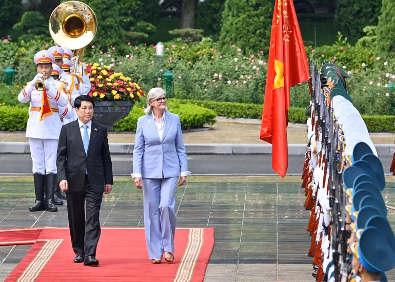 Le président de la République Luong Cuong et la gouverneure générale d’Australie, Sam Mostyn, lors de la cérémonie d'accueil. Photo : NDEL.