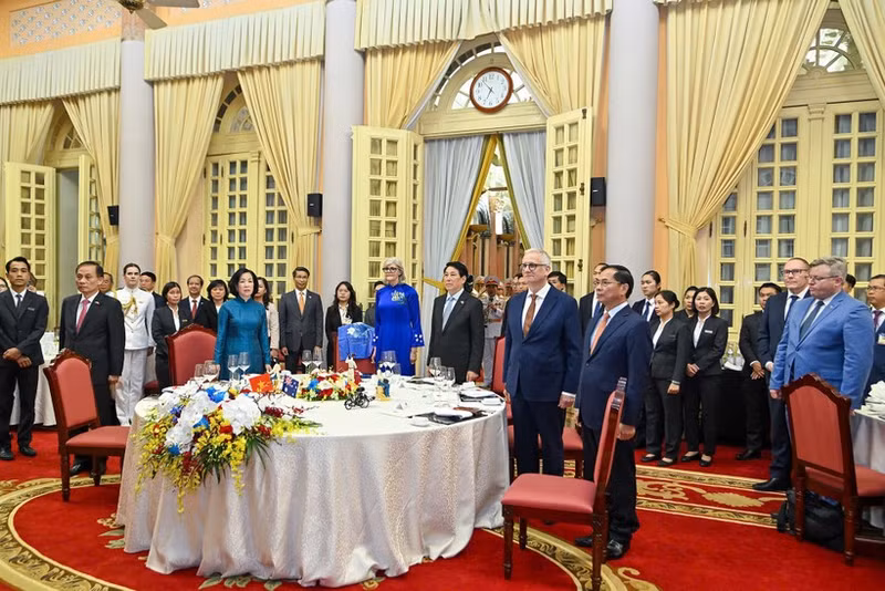 Le président Luong Cuong et son épouse président un banquet d’État en l’honneur de la gouverneure générale d’Australie, Sam Mostyn, de son époux. Photo : NDEL.