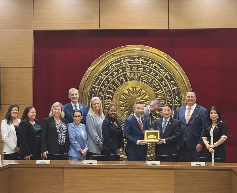 Le vice-président de l'Assemblée nationale, Nguyen Duc Hai, offre des souvenirs à la délégation de l’Assemblée législative de l’État de l’Oregon (États-Unis). Photo : VNA.