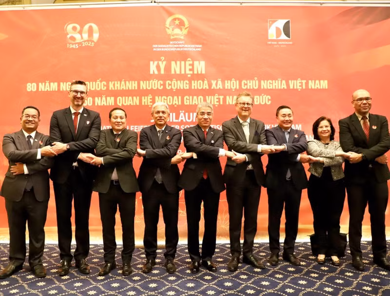 L'ambassadeur Nguyen Dac Thanh (au milieu) prend une photo souvenir avec les ambassadeurs invités à l'occasion du 80e anniversaire de la Fête nationale du Vietnam. Photo : VNA.