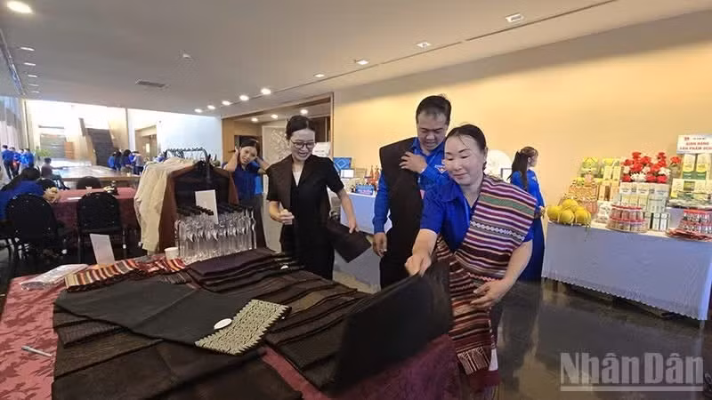 Découverte du stand traditionnel du Laos.