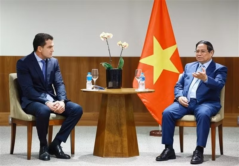 Le Premier ministre Pham Minh Chinh et un représentant du groupe JBS. Photo : VNA.
