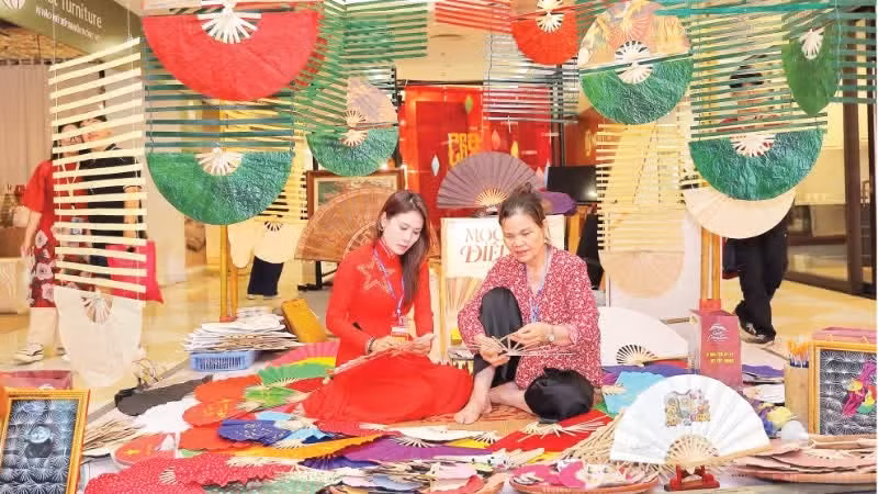 De la scénographie aux éventails en papier du village artisanal de Chang Son, l’ensemble reflète la créativité des jeunes designers.