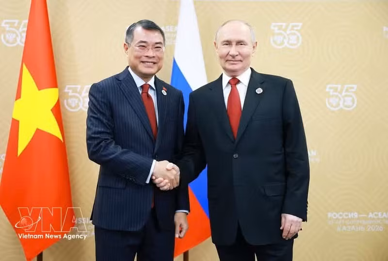 Le Premier ministre Le Minh Hung (à gauche) rencontre le président russe Vladimir Poutine. Photo : VNA.