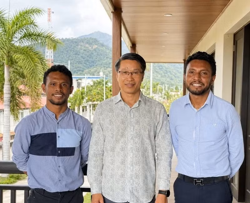 Pham Binh Dam (au centre), Chargé d'affaires du Vietnam au Timor-Leste, lors d'un échange avec des responsables de l'initiative Future Leaders for ASEAN du Timor-Leste. Photo : Ambassade du Vietnam au Timor-Leste.