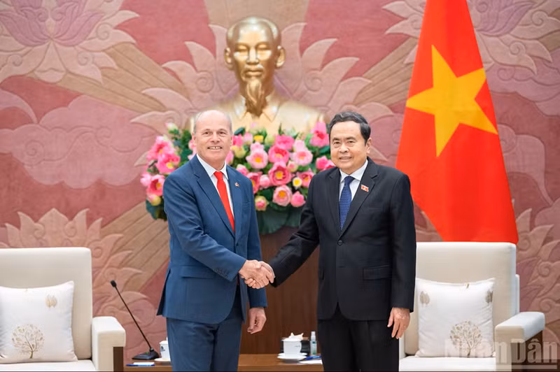 Le président de l’Assemblée nationale, Tran Thanh Man (à droite), remet un cadeau souvenir à l’ambassadeur du Canada au Vietnam, Jim Nickel. Photo : Nhân Dân.