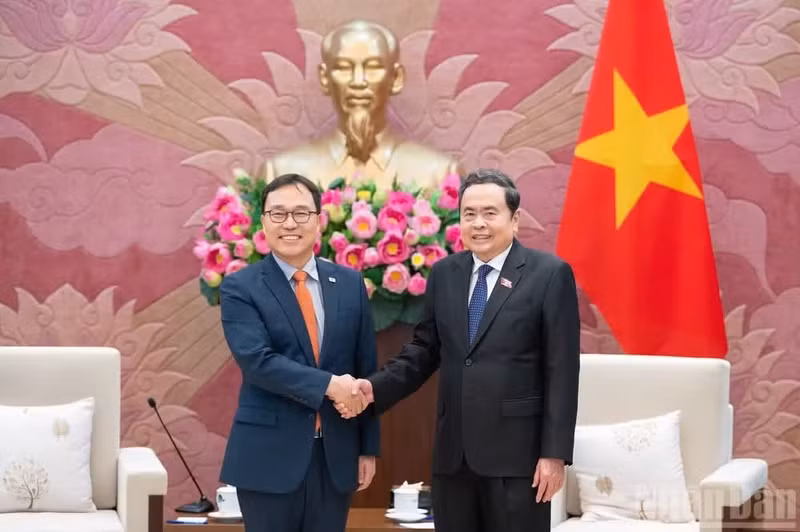 Le président de l’Assemblée nationale du Vietnam, Trân Thanh Mân (à gauche), serre la main de l’ambassadeur de la République de Corée, Choi Young Sam, à Hanoï, le 18 juin. Photo: Nhân Dân.