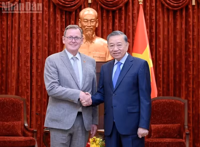 Le secrétaire général du Parti communiste du Vietnam et président de la République, To Lam (droite) et le vice-président du Bundestag allemand, Bodo Ramelow. Photo : Nhân Dân.