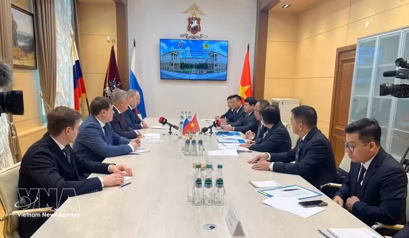 Le général de division Nguyen Thanh Tung rencontre les responsables de la Direction générale des Affaires intérieures de la ville de Moscou. Photo : VNA.