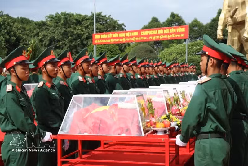 Dak Lak honore la mémoire de 27 soldats volontaires et experts vietnamiens tombés au Cambodge. Photo : VNA.