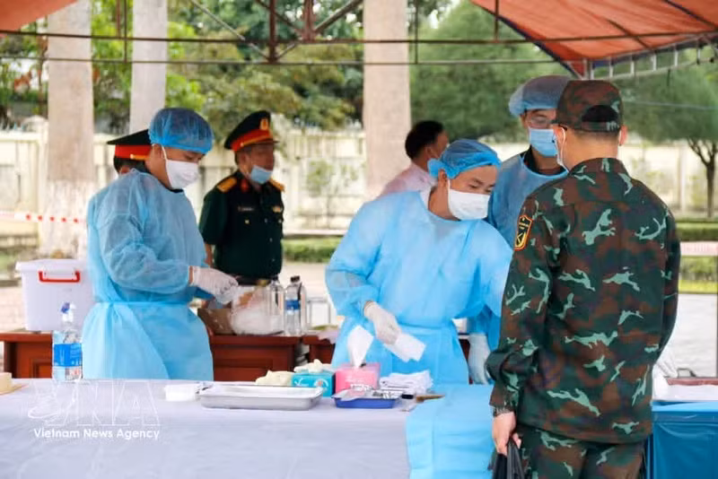 Prélèvement d’échantillons de restes de martyrs au cimetière des martyrs de la commune de Duc Linh. Photo: VNA.