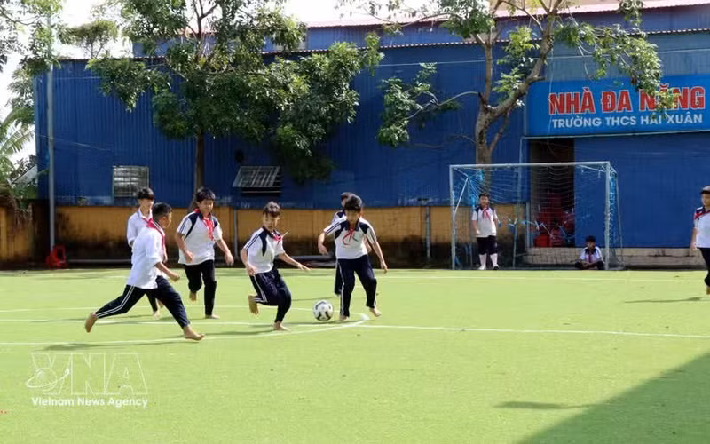 Des élèves du collège Hai Xuân, dans la province de Ninh Binh, jouent au football pendant la récréation. Photo : VNA.
