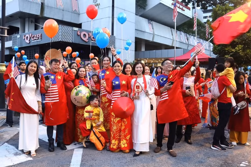 Des Vietnamiens lors des activités marquant le 80e anniversaire de la Fête nationale du Vietnam à Kuala Lumpur (Malaisie). Photo : VNA.