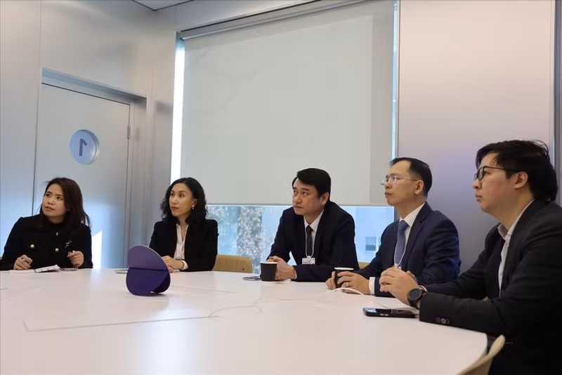 Le vice-ministre des Affaires étrangères, Le Anh Tuan (au milieu), et la délégation vietnamienne participant à un événement du Forum économique mondial de Davos 2026. Photo : VNA.