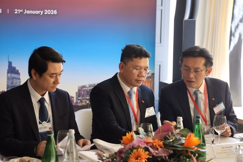 Les dirigeants du ministère des Affaires étrangères et de Ho Chi Minh-Ville. Photo: VNA.