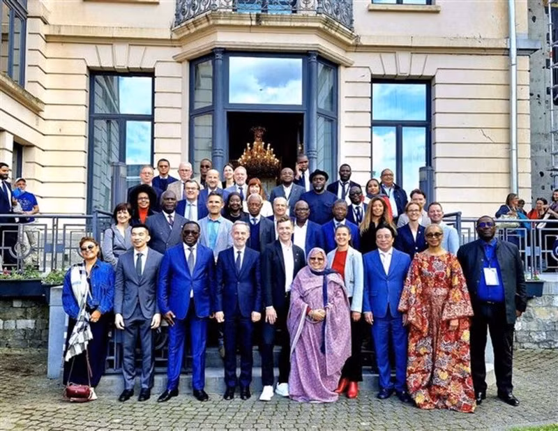 Les délégués participant à la 107e réunion du Bureau de l’Association internationale des maires francophones (AIMF). Photo : VNA.