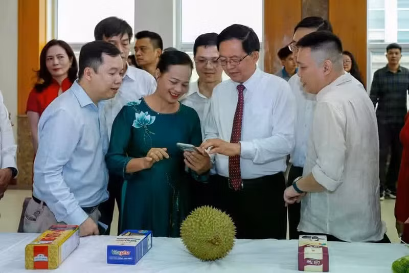 Le vice-Premier ministre Ho Quoc Dung teste le système de traçabilité des produits agricoles en scannant le code QR d'un durian. Photo : Danviet.