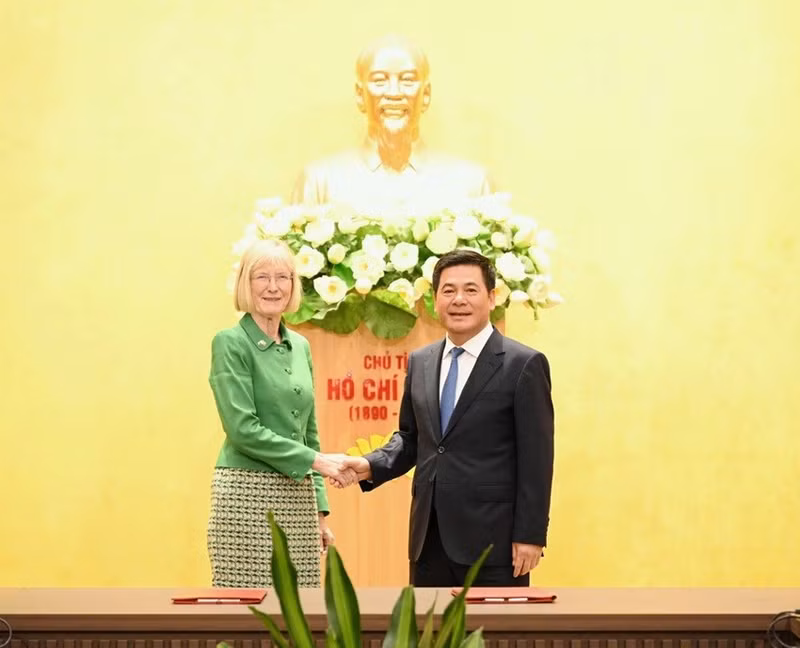 Le ministre de l’Industrie et du Commerce, Nguyen Hong Dien, et Mme Gillian Bird, nouvelle ambassadrice d’Australie. Photo : NDEL.