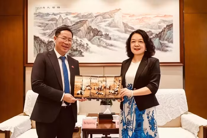 Le consul général du Vietnam à Chongqing (Chine), Bui Nguyen Long et Zhang Dao, directrice du Bureau provincial des affaires étrangères du Sichuan. Photo : Baoquocte.