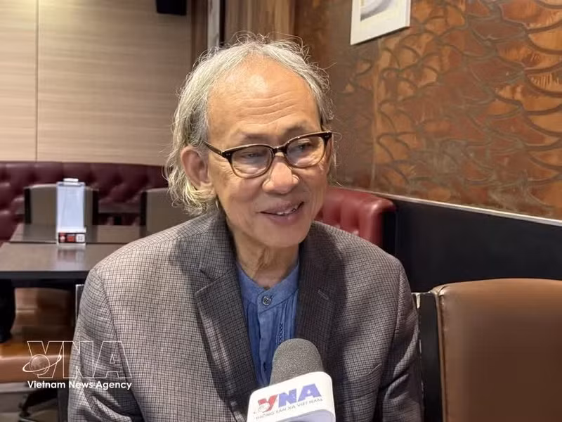 Le chercheur thaïlandais Kavi Chongkittavorn, expert de premier plan des questions régionales, lors d’un entretien accordé au correspondant de la VNA à Bangkok. Photo : VNA.