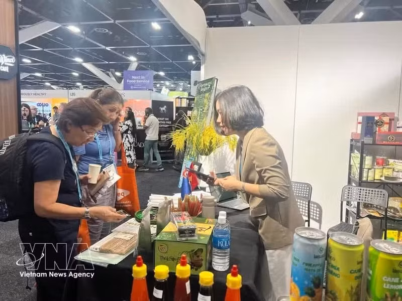 Les clients internationaux sont séduits par les produits vietnamiens grâce à leurs saveurs naturelles et leurs emballages attractifs. Photo : VNA.