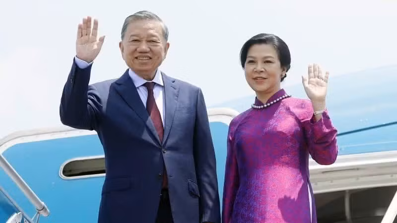 Le secrétaire général du Parti communiste du Vietnam et président de la République To Lam et son épouse. Photo : VNA.