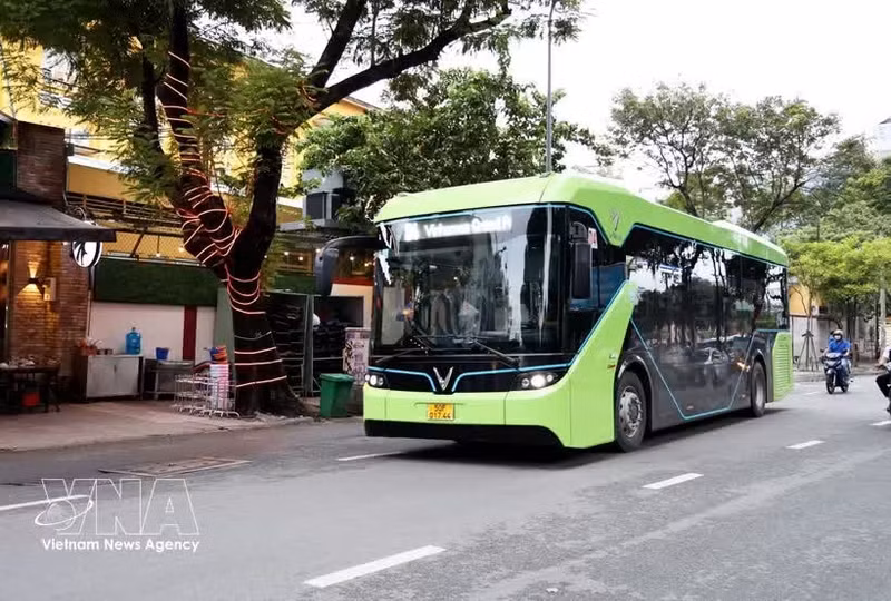 Hô Chi Minh-Ville vise à ce que 100% de ses bus soient électriques et utilisent de l'énergie verte d'ici 2030. Photo : VNA.