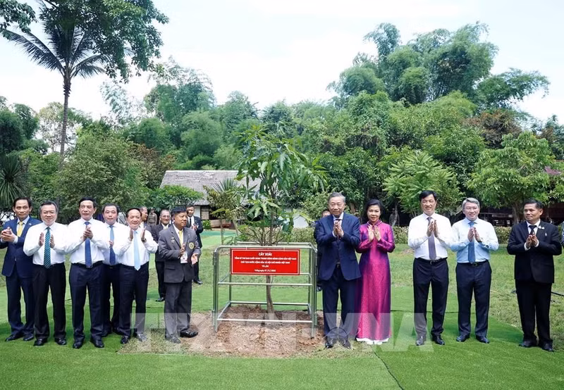 Le secrétaire général du Parti et président de la République To Lam et son épouse plantent un arbre commémoratif au sein du site mémoriel dédié au Président Hô Chi Minh dans la province thaïlandaise d’Udon Thani. Photo : VNA.