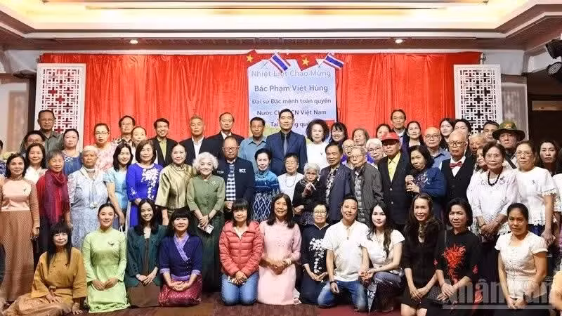 L’ambassadeur du Viet Nam en Thaïlande, Pham Viet Hung, rencontre le comité exécutif de l’Association des Vietnamiens de Chiang Mai ainsi que plus de 120 Vietnamiens résidant en Thaïlande, le 27 novembre 2025. Photo : Nhân Dân.