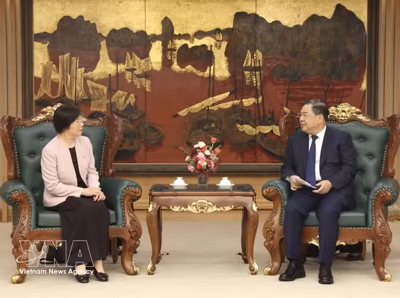 La présidente de la Banque asiatique d’investissement pour les infrastructures (AIIB), Zou Jiayi, et le vice-Premier ministre permanent Pham Gia Tuc. Photo : VNA.