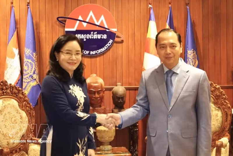 La vice-ministre Trinh Thi Thuy et le ministre cambodgien de l’Information, Neth Pheaktra. Photo : VNA.