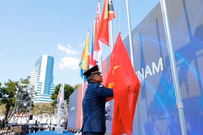 Le drapeau national du Vietnam a été hissé à Hua Mark Indoor Stadium de Bangkok. Photo : VNA.