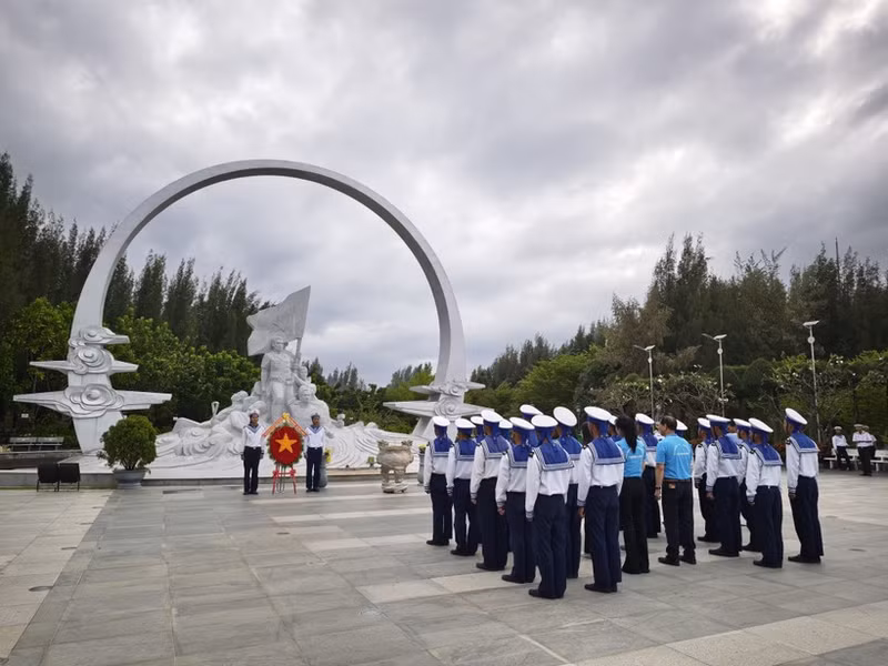 La délégation du SCOV, du ministère des Affaires étrangères et du Club Hoang Sa – Truong Sa en Pologne rend hommage à la zone commémorative des soldats de Gac Ma. Photo : VNA.
