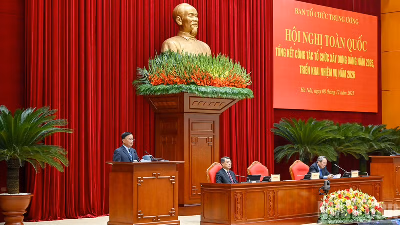 Tran Cam Tu, membre du Bureau politique et permanent du Secrétariat du Parti communiste du Vietnam (PCV), préside la conférence. Photo : NDEL.