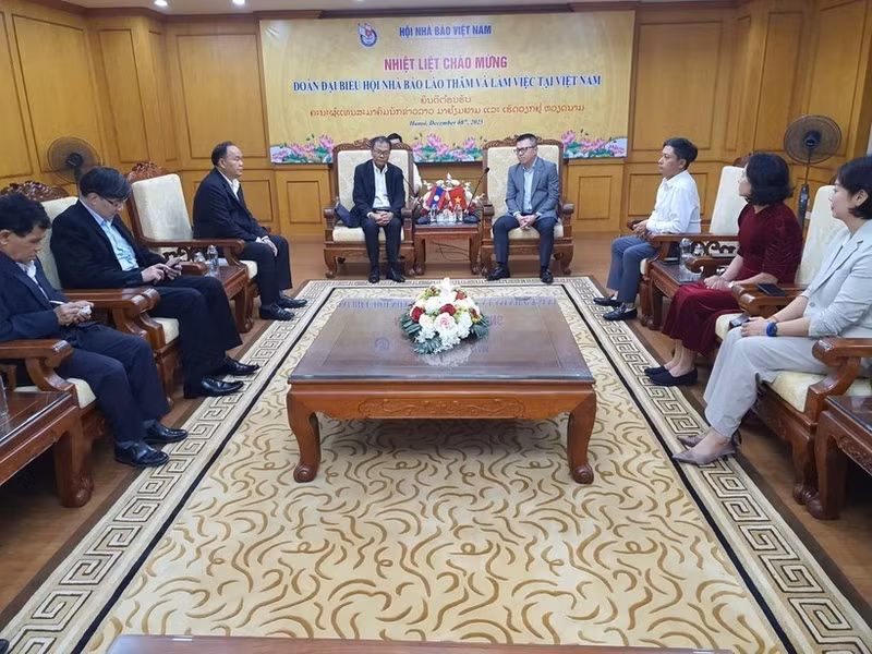 Le Quoc Minh, membre du Comité central du Parti, rédacteur en chef du Journal Nhân Dân et président de l'Association des journalistes vietnamiens, accueille la délégation de l'Association des journalistes du Laos. 