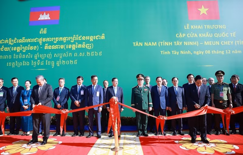 La cérémonie d’inauguration du poste-frontière international Tan Nam (province de Tay Ninh, Vietnam) – Meun Chey (province de Prey Veng, Cambodge). Photo : VNA.