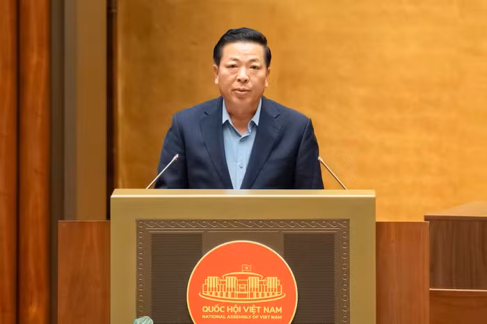 Le ministre de la Construction, Trân Hông Minh s'exprime à la session. Photo : Quochoi.