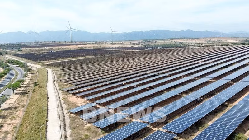 Un parc solaire situé dans la commune de Phuoc Dinh, province de Khanh Hoa. Photo: VNA.