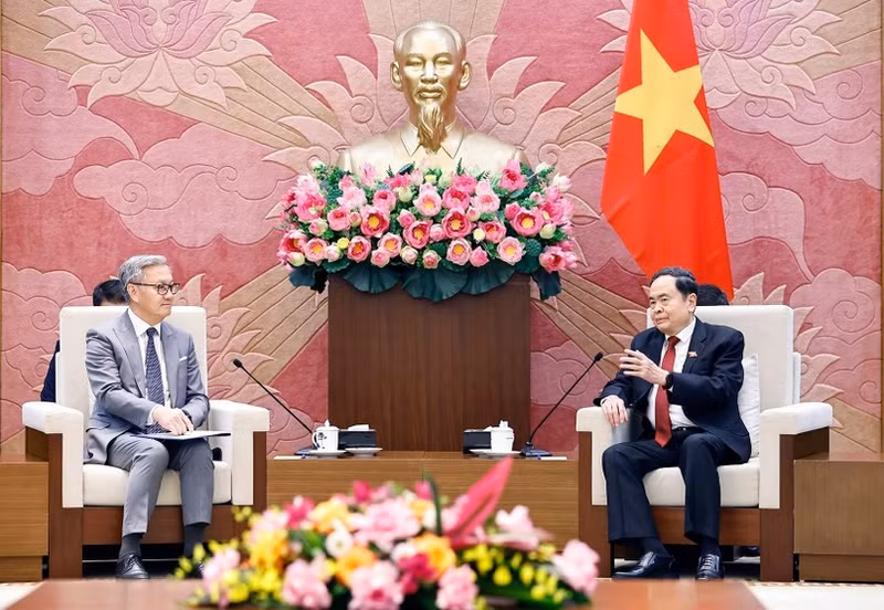 Le président de l'Assemblée nationale (AN) du Vietnam Trân Thanh Mân (droite) reçoit le ministre lao des Affaires étrangères Thongsavanh Phomvihane. Photo: VNA.