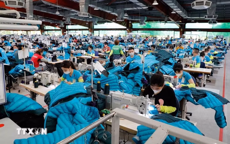 En 2025, le secteur de textile-habillement vietnamien devrait atteindre 46 milliards de dollars d’exportations, en hausse de 5,6 % sur un an. Photo : VNA.