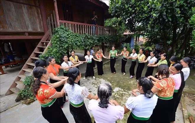 Des femmes thaï de la commune de Nam Hang, province de Lai Châu exécutent la danse Xoe. Photo : VNA.