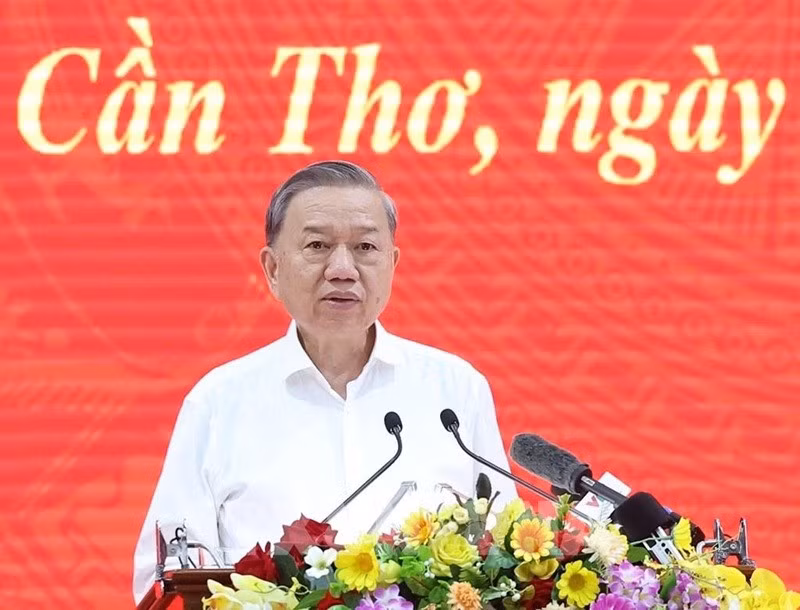 Le secrétaire général du Parti To Lam lors de la séance de travail avec les dirigeants de la ville de Can Tho et des provinces de Soc Trang et Hau Giang. Photo : VNA.