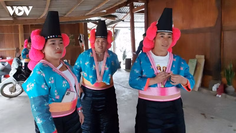 cac-chi-em-mac-trang-phuc-phu-nu-mong-trang-do-chi-ia-cat-may-de-di-cho-phien.jpg