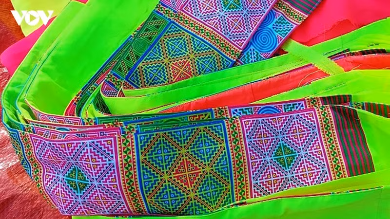 hoa-van-theu-tren-day-lung-cua-phu-nu-mong-trang.jpg