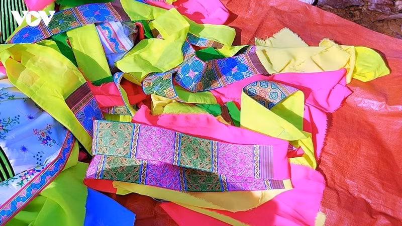 hoa-tiet-cau-ky-va-mau-sac-bat-mat.jpg