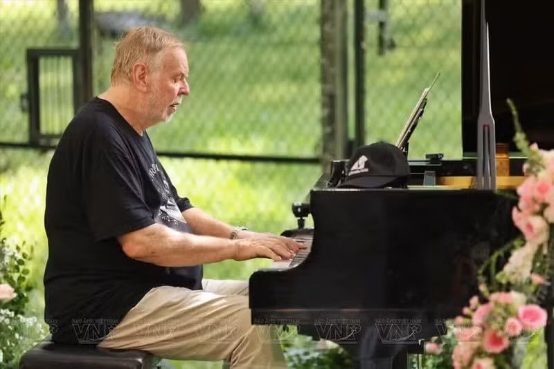 Le pianiste et compositeur britannique Rick Wakeman CBE donne un concert exceptionnel pour des ours rescapés au Centre de sauvetage des ours du Vietnam, dans le parc national de Tam Dao, le 24 septembre. Photo : VNP.